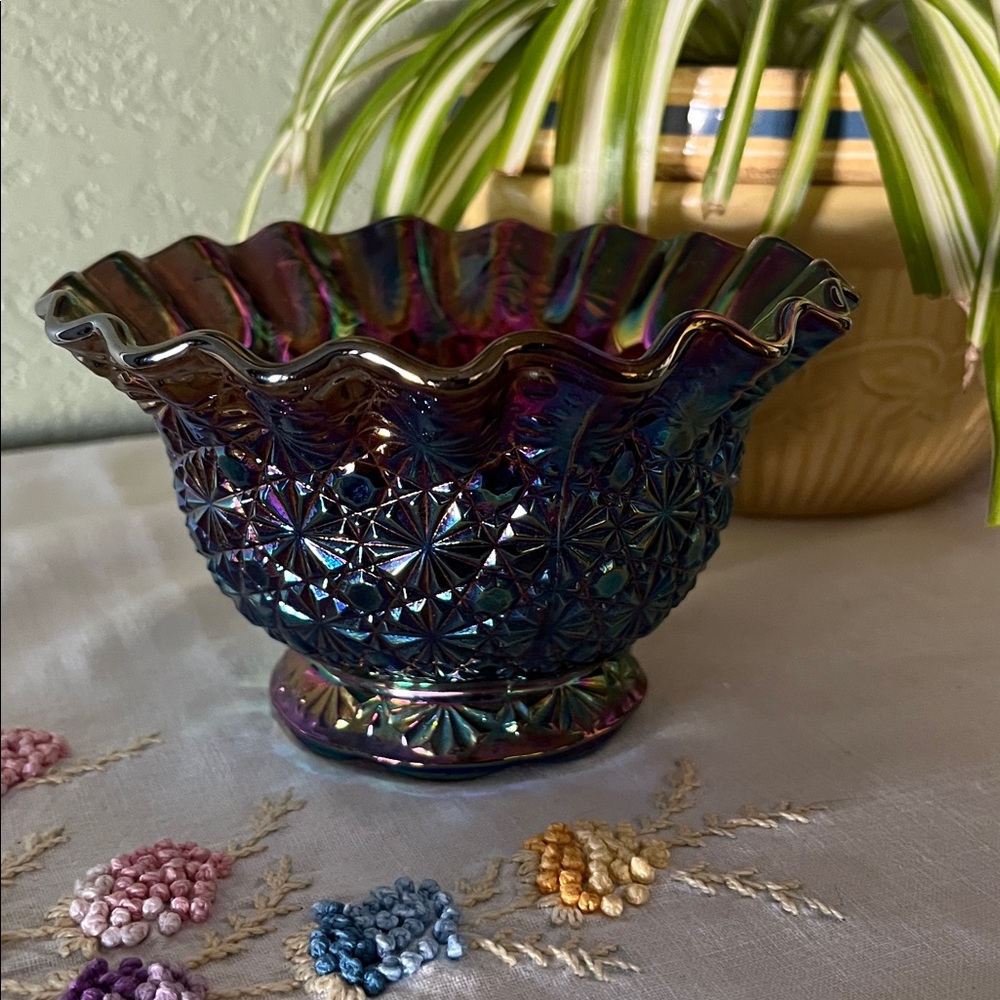 Gorgeous L.E. Smith Amethyst Carnival Glass Ruffled Bowl Daisy & Button Pattern - Picture 10 of 15